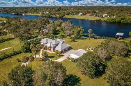 River Bank Hideaway, "Go With The Flow" RIVERFRONT 3 Acres- "Heated Pool/Spa"