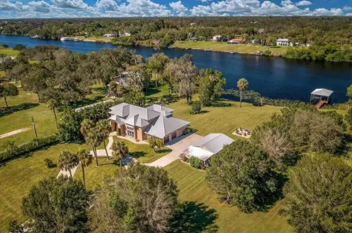 River Bank Hideaway, "Go With The Flow" RIVERFRONT 3 Acres- "Heated Pool/Spa"