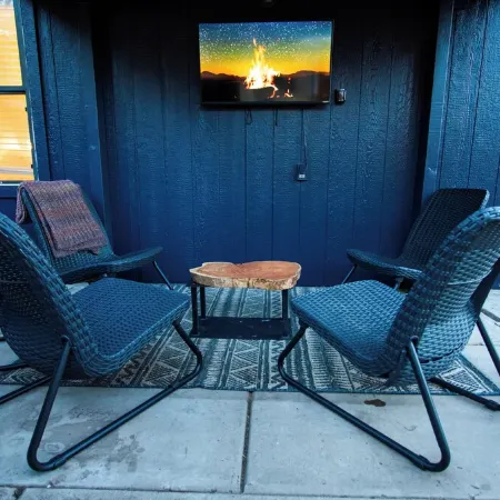 Modern & Private-Outdoor Theatre, A/C, King Bed