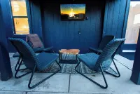 Modern & Private-Outdoor Theatre, A/C, King Bed