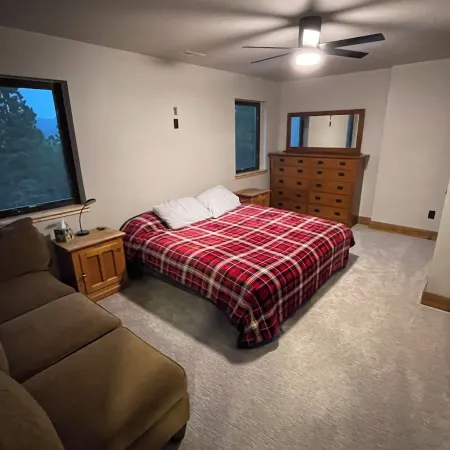 Spacious, 3 bedroom private cabin on 6 acres. Near Mickelson trail & Deadwood
