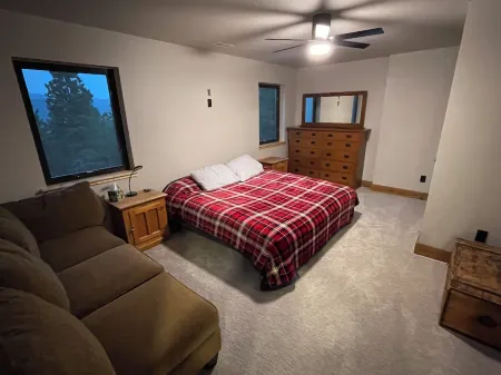 Spacious, 3 bedroom private cabin on 6 acres. Near Mickelson trail & Deadwood
