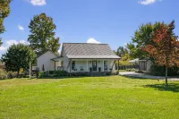 Hargrove House - Charming and Dreamy Retreat on 4 acres in Leiper's Fork Hotels near Triune Market