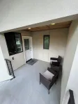Contemporary One Bedroom Oasis in Downtown Kirkland Các khách sạn gần Totem Lake West Self Storage
