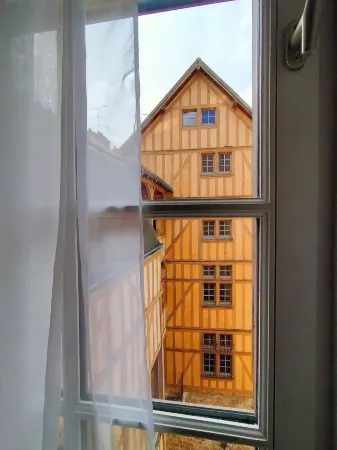 Appartement du Seizième Siècle Entièrement Rénové Отели в г. Труа