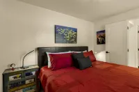 NoHo Stone Bungalow w/AC, W/D, 2 Smart TVs w/Speedy WiFi at Forest & Beaver St