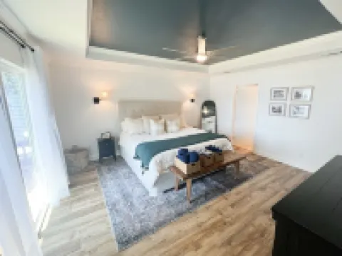 New Lakefront Home-Private Dock on Open Water in Convenient Location, Cul de sac