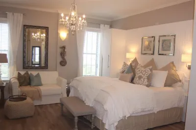 ROMANTIC RETREAT, Great Location, King bed , Wifi, Deeded beach access