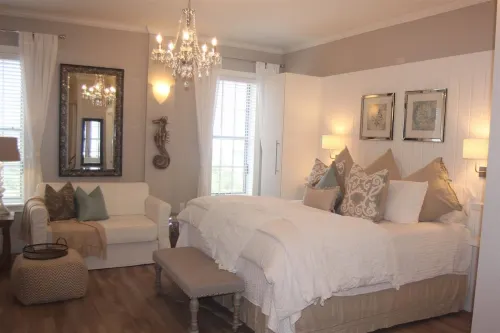 ROMANTIC RETREAT, Great Location, King bed , Wifi, Deeded beach access