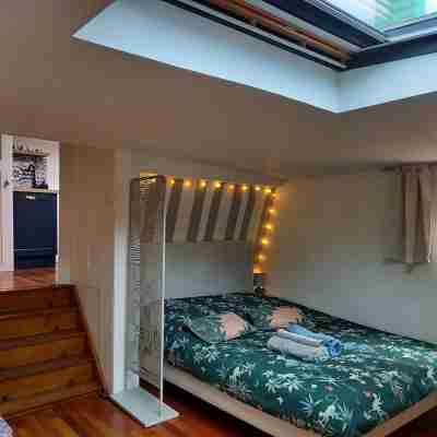 Independent apartment on barge with terrace near the city center Rooms