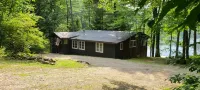Lakefront Rustic 1930s dog friendly Cabin w/lg screened porch near Lake George