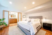 Walk to the Beach/Rooftop Deck with Views/7 beds- 2 Kings/ A/C