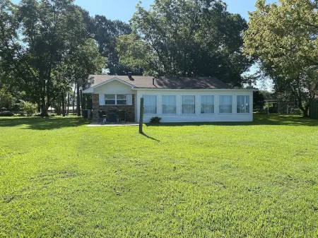 Experience Farmerville charm near Lake D'Arbonne Отели в г. Юнион Пэриш