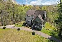 Spacious Family Mountain Gem Nestled in Nature-5 min to Historic Murphy!