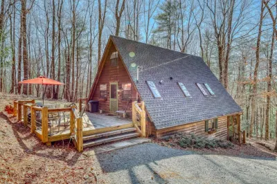 Bearly Behavin. A-Frame Blue Ridge cabin. Near Toccoa River and Suches.