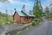 Spacious 2 bed cabin, hot tub close to attractions Hotels near KARM Stores