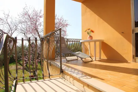 HOUSE WITH GARDEN ON THE TUSCAN HILLS about 20 minutes from the sea WI-FI FREE Отели в г. Монтеверди-Мариттимо