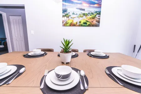 Newly Built in 2023! 2 hole Putt-Putt, Fire-Pit, Huge Fenced Backyard, Lake View