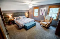 Fantastic 4-Season Cabin at Baxter Lake - Sleeps 8 -  Dog Friendly Hotels in Strafford County