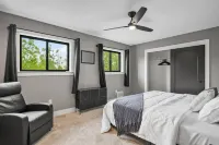 Barn! B-Ball Court/Mini Golf/Sports Bar/Tiki Bar/Theater/Arcade/Hot Tub/Fire Pit