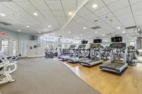 Sunset Island Beach House w/3 Large Decks,  75'' TV, quick walk to amenities