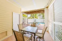 "Walk On The Beach " house~3 bed, heated pool, 3min walk to the Bean Point Beach Hotels in Anna Maria