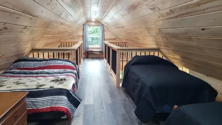 Moose Cabin: Charming 2-bedroom cabin with WiFi, AC in relaxing Sebec Отели в г. Себек