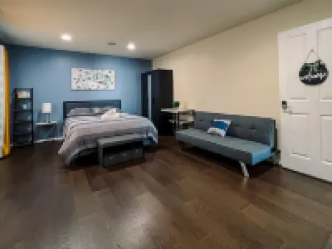 BRIGHT & SPACIOUS MODERN HOUSE WITH GORGEOUS LANDSCAPE + ACSEATTLE Hoteles en Kent