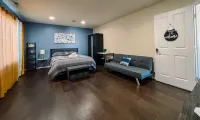 BRIGHT &  SPACIOUS MODERN HOUSE WITH GORGEOUS LANDSCAPE + ACSEATTLE