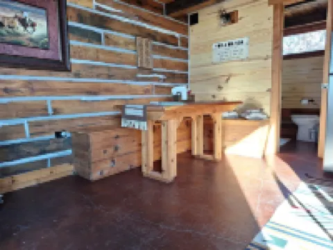 Loft cabin close to Pioneer Woman's Mercantile