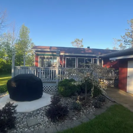 Cozy 3 bedroom house - 2 min drive to downtown Fish Creek