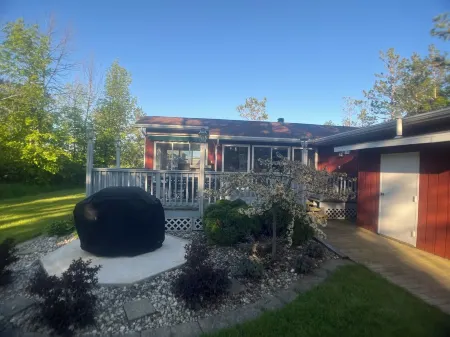 Cozy 3 bedroom house - 2 min drive to downtown Fish Creek Отели рядом с достопримечательностью «The Cherry Hut»