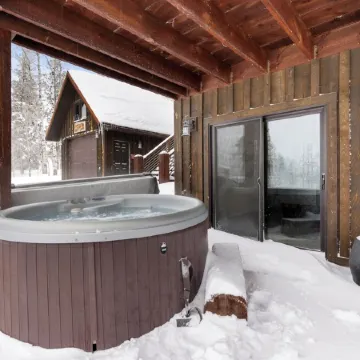 Twin Aspen-Lovely Terry Peak Cabin, Hot Tub, WiFi & AC