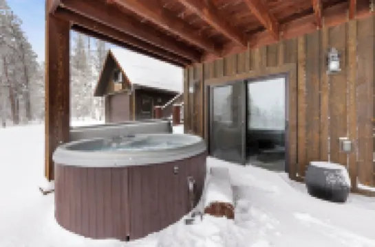 Twin Aspen-Lovely Terry Peak Cabin, Hot Tub, WiFi & AC