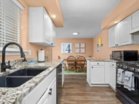 Solar Half-Plex with Chic Style in Country Glen