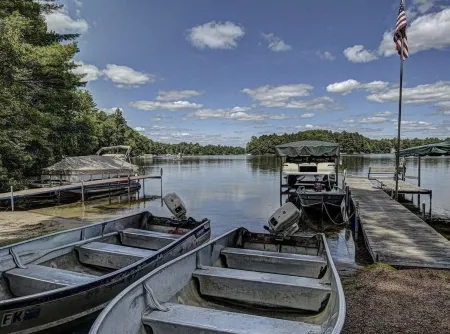 Lakefront one bedroom cabin with private dock Отели в г. Лак дю Фламбо