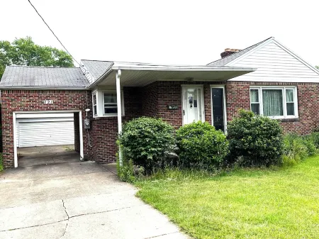 Entire Home 3 Bedroom 1 Bath 6 Guests - Convenient Location close to  Airport