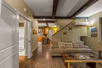 Downtown Sisters Modern Home Ideal Location! Dogs!