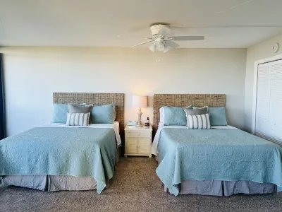 Beachside condo! Family-friendly, pool, hot tub, private balcony!