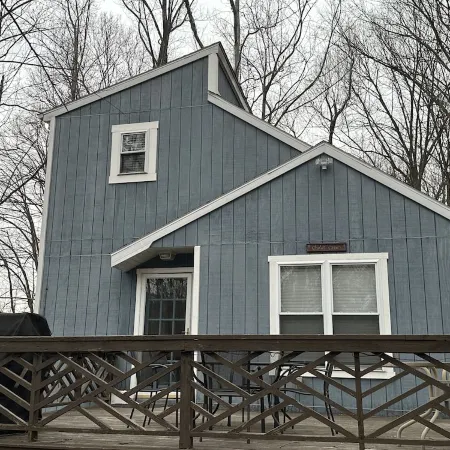 Secluded cozy cabin with modern amenities/hot tub/pet friendly/wifi
