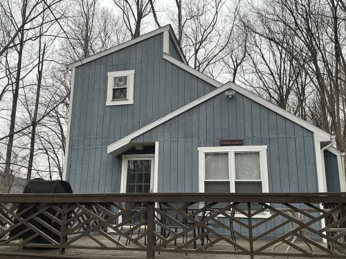 Secluded cozy cabin with modern amenities/hot tub/pet friendly/wifi