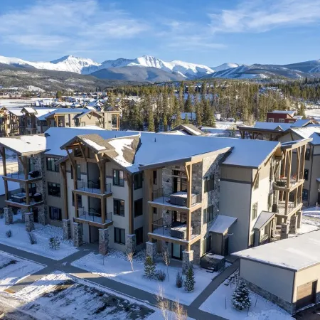 Brand new Grand Park retreat! Private hot tub and custom bunk room!