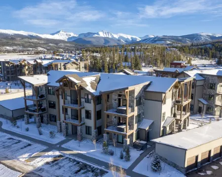 Brand new Grand Park retreat! Private hot tub and custom bunk room! フレイザーのホテル