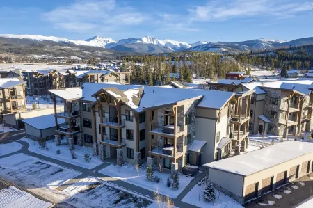 Brand new Grand Park retreat! Private hot tub and custom bunk room!