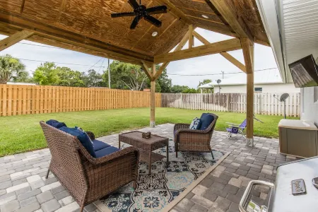 🍹🌞 Boater's Paradise!  Fenced Yard, Boat Parking, 6 miles to Beach! Отели в г. Себастиан