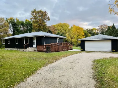 Countryside Home, Dog Friendly, Large Yard, Near Several Lakes