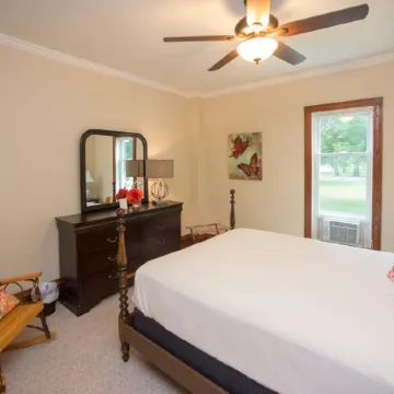 Charming Resort in the Heart of Bemus Village on CHQ Lake