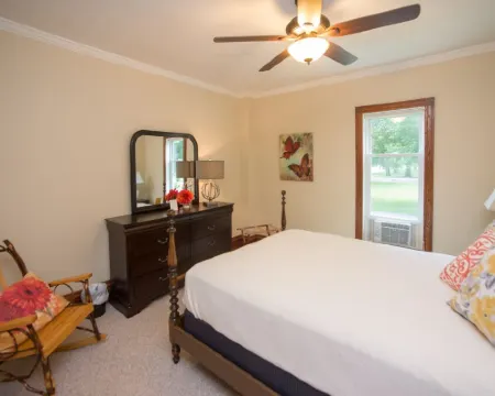 Charming Resort in the Heart of Bemus Village on CHQ Lake Hotele w: Ellery