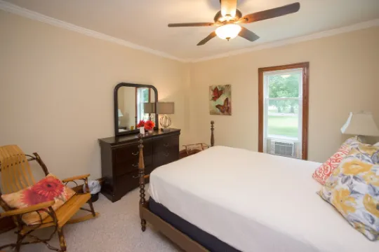 Charming Resort in the Heart of Bemus Village on CHQ Lake