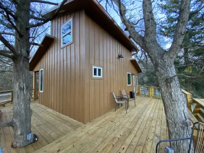 Coach’s Quarters - The Clubhouse - Spend night in the trees!! Hôtels à proximité de : TSTC class rooms